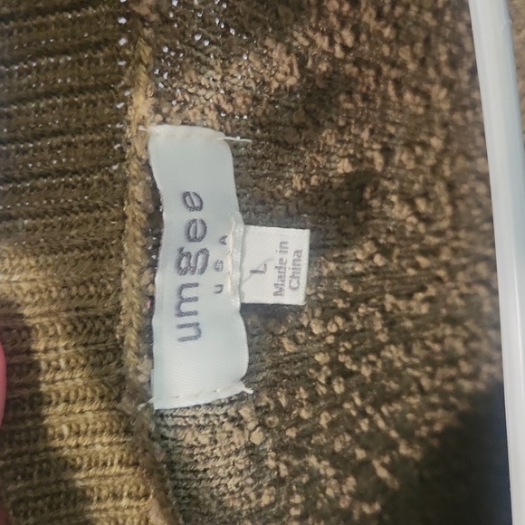 Umgee USA Sweater, Large in size and Olive green color. - Picture 3 of 4